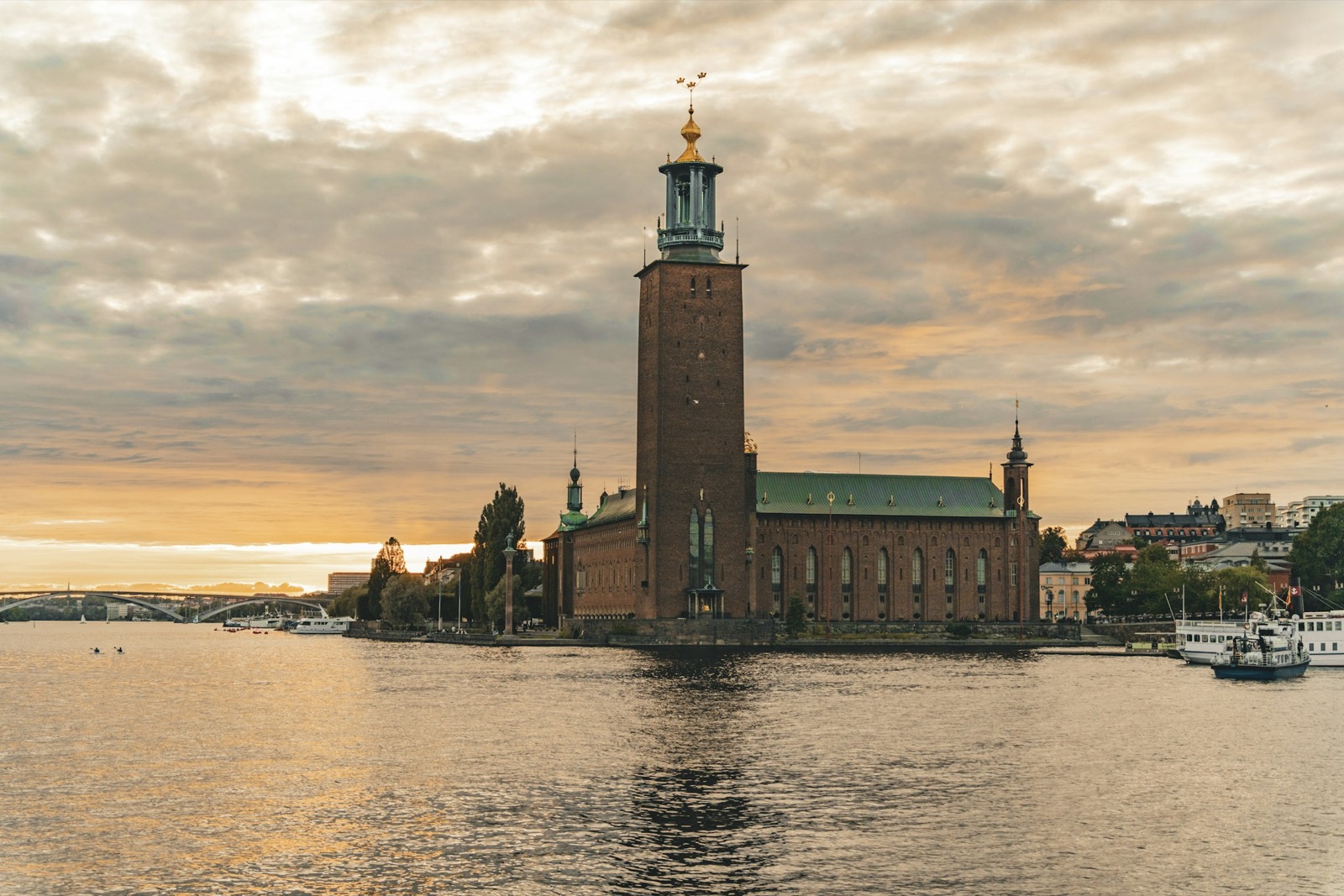 Stockholms stadshus i kvällsljus
