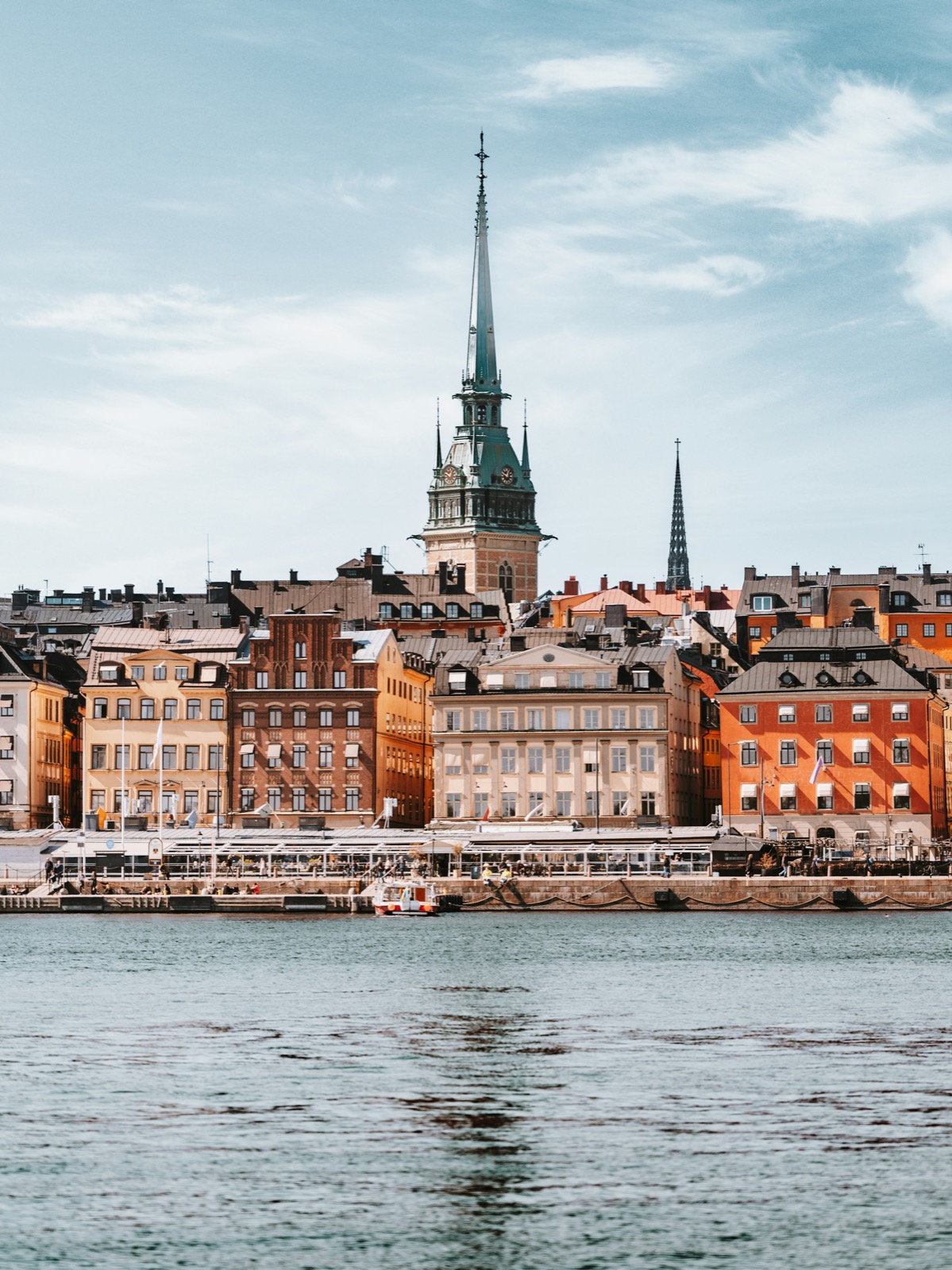 Stockholms historiska siluett vid vattnet
